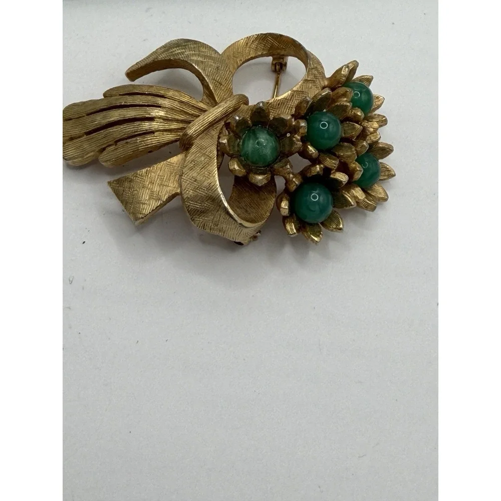 Vintage Gold Tone Flower‎ Brooch With Jade Colored Stamens Mcm